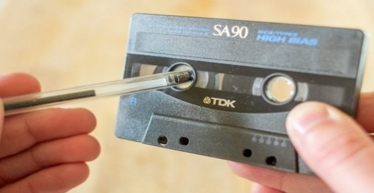 Alldaynews.gr Τότε που γυρίζαμε τις κασέτες με το μολύβι – Το θυμάσαι;