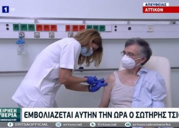 Εμβολιάστηκε ο Σωτήρης Τσιόδρας στο «Αττικόν»-«Ήρθε η στιγμή που όλοι περιμέναμε»