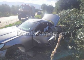 Πολυτελές σπορ αυτοκίνητο έγινε σμπαράλια – Εγκλωβίστηκε ο οδηγός (pics)