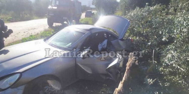 Alldaynews.gr Πολυτελές σπορ αυτοκίνητο έγινε σμπαράλια – Εγκλωβίστηκε ο οδηγός (pics)