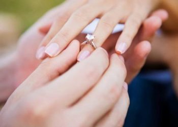 Αρραβωνιάστηκαν και γέμισαν με Κορονοϊό  το νησί!