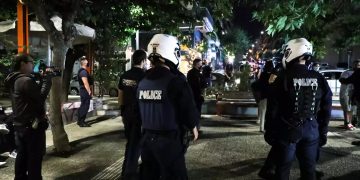 Alldaynews.gr Διοργάνωσαν υπαίθριο κορονοπάρτι στον Άλιμο – Επέμβαση της αστυνομίας και προσαγωγές (pics, vids)