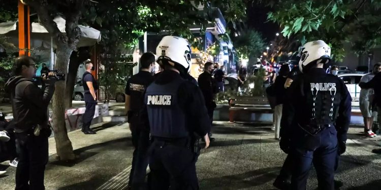 Alldaynews.gr Διοργάνωσαν υπαίθριο κορονοπάρτι στον Άλιμο – Επέμβαση της αστυνομίας και προσαγωγές (pics, vids)