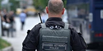 Ενέδρα και εκτέλεση σε Κέντρο Υγείας – Υπάλληλος δέχεται σφαίρες μέσα στο αμάξι