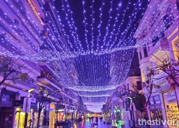 Θεσσαλονίκη: Εντυπωσιάζει ο μπλε “ουρανός” στον πεζόδρομο της Αγίας Σοφίας (pics)