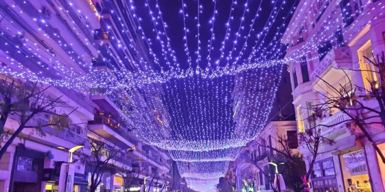 Alldaynews.gr Θεσσαλονίκη: Εντυπωσιάζει ο μπλε “ουρανός” στον πεζόδρομο της Αγίας Σοφίας (pics)