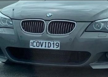 Μυστήριο: Τι κρύβει η πινακίδα «COVID19» σε μια εγκαταλελειμμένη πολυτελή BMW;