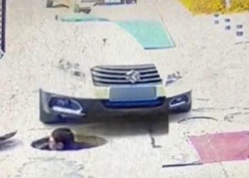 Εργάτης βγαίνει από φρεάτιο και τον πατάει διερχόμενο αυτοκίνητο – Σώθηκε! (Video)