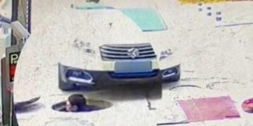 Εργάτης βγαίνει από φρεάτιο και τον πατάει διερχόμενο αυτοκίνητο – Σώθηκε! (Video)