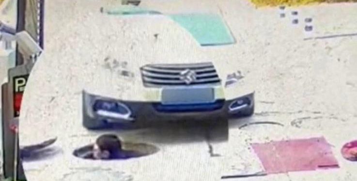 Εργάτης βγαίνει από φρεάτιο και τον πατάει διερχόμενο αυτοκίνητο – Σώθηκε! (Video)