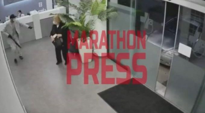 Alldaynews.gr Θρασύτατη ληστεία στα Σπάτα: Μπήκε με καραμπίνα σε διαγνωστικό κέντρο σε ώρα αιχμής (video)