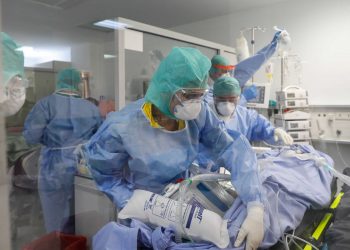 Alldaynews.gr Απίστευτη τραγωδία στον Βόλο: Μάνα και κόρη πέθαναν με διαφορά λίγων ωρών από κορονοϊό