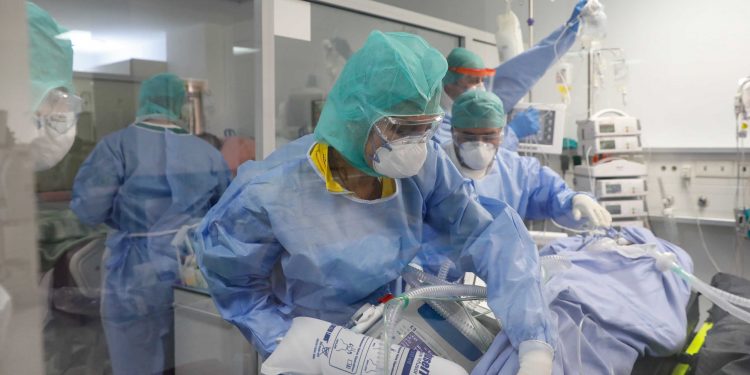 Alldaynews.gr Απίστευτη τραγωδία στον Βόλο: Μάνα και κόρη πέθαναν με διαφορά λίγων ωρών από κορονοϊό