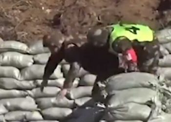 Βίντεο που κόβει την ανάσα: Του πέφτει η χειροβομβίδα από τα χέρια και τον σώζει ο εκπαιδευτής