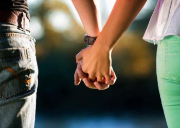 holding-hands-ζευγάρι χέρια νεαροί σχέση αντρόγυνο