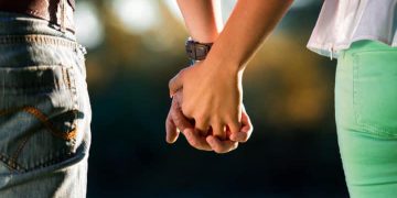 Alldaynews.gr holding-hands-ζευγάρι χέρια νεαροί σχέση αντρόγυνο