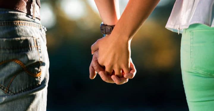 Alldaynews.gr holding-hands-ζευγάρι χέρια νεαροί σχέση αντρόγυνο