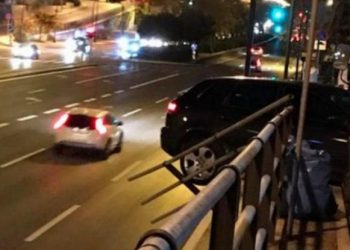 Απίστευτο τροχαίο στην Βουλιαγμένης: Τζιπάκι εκτροχιάστηκε και κρεμόταν στον δρόμο (pics)