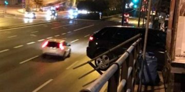 Alldaynews.gr Απίστευτο τροχαίο στην Βουλιαγμένης: Τζιπάκι εκτροχιάστηκε και κρεμόταν στον δρόμο (pics)