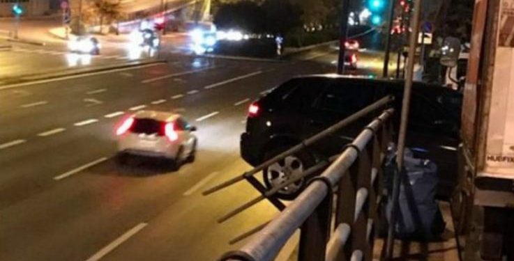 Alldaynews.gr Απίστευτο τροχαίο στην Βουλιαγμένης: Τζιπάκι εκτροχιάστηκε και κρεμόταν στον δρόμο (pics)