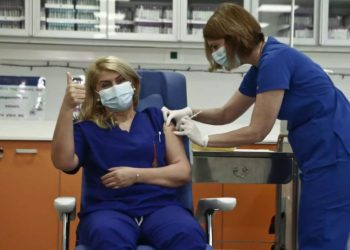 Ιστορική στιγμή! Η Νοσηλεύτρια Ευσταθία Καμπισιούλη κάνει το πρώτο εμβόλιο![video]