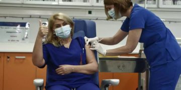 Ιστορική στιγμή! Η Νοσηλεύτρια Ευσταθία Καμπισιούλη κάνει το πρώτο εμβόλιο![video]