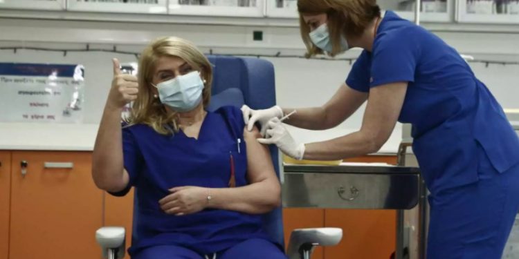 Ιστορική στιγμή! Η Νοσηλεύτρια Ευσταθία Καμπισιούλη κάνει το πρώτο εμβόλιο![video]