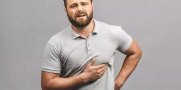 Alldaynews.gr Ποιο σύνδρομο προκαλεί ξαφνική “σουβλιά στην καρδιά” σε νέους ανθρώπους: Τι πρέπει να ξέρετε