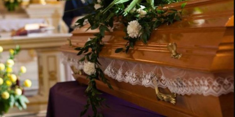 Μακάβριο συμβάν! Μετέφεραν νεκρό 29 ετών στην εκκλησία καθισμένο σε καρέκλα![video]