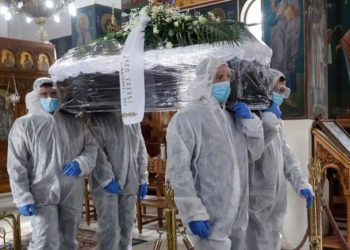 Κηδεία στην εποχή του κορονοϊού – Εικόνες «μαχαιριά» από το «τελευταίο ταξίδι»
