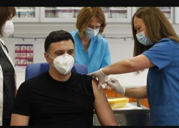 Εμβολιάστηκε ο υπουργός Υγείας Βασίλης Κικίλιας