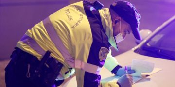 Ο αστυνομικός που δεν άντεξε να «κόψει» πρόστιμο σε ηλικιωμένη – Είχε βγει να δει τη στολισμένη Αθήνα