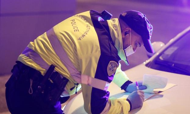 Ο αστυνομικός που δεν άντεξε να «κόψει» πρόστιμο σε ηλικιωμένη – Είχε βγει να δει τη στολισμένη Αθήνα