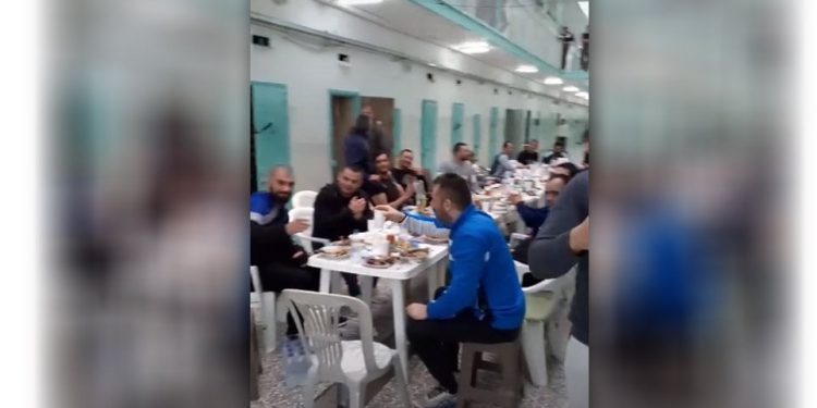 Alldaynews.gr Κρατούμενοι κάνουν πάρτι με Σφακιανάκη στον Κορυδαλλό (video)