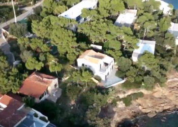 Σούνιο: Επεισόδιο έξω από το σπίτι του Τσίπρα με συνεργείο του Mega και αστυνομικούς