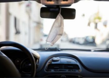 Κορωνοϊός: Κάνει να κρεμάμε τη μάσκα στον καθρέπτη του αυτοκινήτου;
