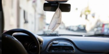 Alldaynews.gr Κορωνοϊός: Κάνει να κρεμάμε τη μάσκα στον καθρέπτη του αυτοκινήτου;