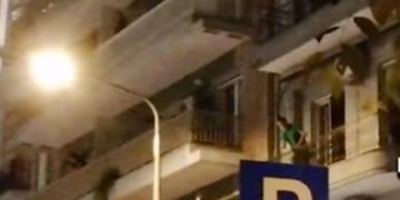 Έγινε και αυτό: Γείτονες τσακώθηκαν και πετούσαν γλάστρες ο ένας στον άλλον