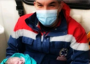 Καρδίτσα: Μωρό γεννήθηκε μέσα σε ασθενοφόρο – Συγκινητικό μήνυμα διασώστη του ΕΚΑΒ