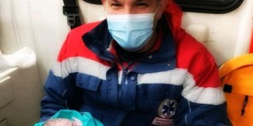 Alldaynews.gr Καρδίτσα: Μωρό γεννήθηκε μέσα σε ασθενοφόρο – Συγκινητικό μήνυμα διασώστη του ΕΚΑΒ