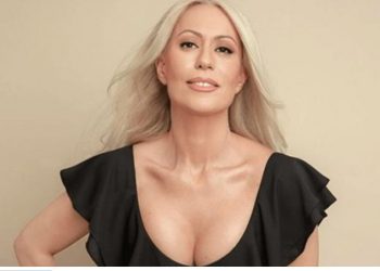 Alldaynews.gr Ξέσπασε η Μπακοδήμου: “Βαρέθηκα να ακούω για το ντεκολτέ μου”
