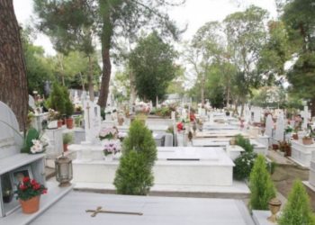 Κάρπαθος: Έκαναν πάρτι σε νεκροταφείο με φωτορυθμικά και μουσική[video]