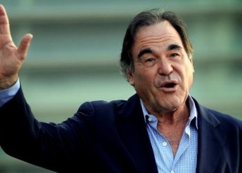 Όλιβερ Στόουν: Αποκάλυψε ότι έκανε το ρωσικό εμβόλιο κατά του νέου κορωνοϊού