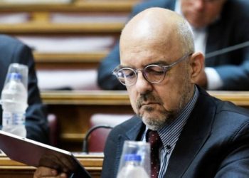 Παπαδημητρίου προς δημοσιογράφο: «Πάρτε το χαρτί και βάλτε το εκεί που θα το βάλετε» (Video)