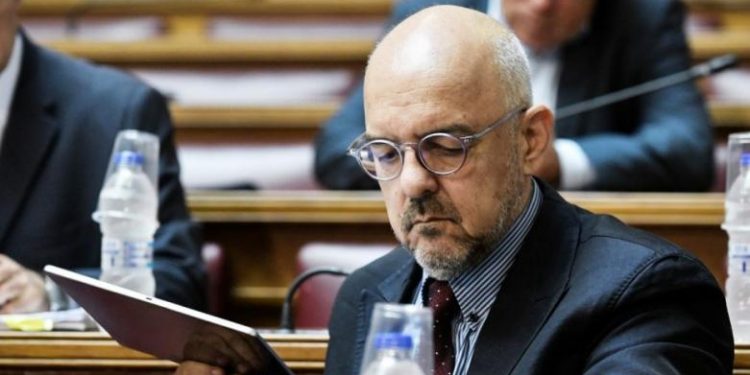 Alldaynews.gr Παπαδημητρίου προς δημοσιογράφο: «Πάρτε το χαρτί και βάλτε το εκεί που θα το βάλετε» (Video)