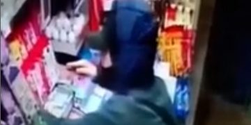 Alldaynews.gr Βίντεο σοκ από απόπειρα ληστείας στην Νέα Σμύρνη – Απειλούσε με μαχαίρι περιπτερά