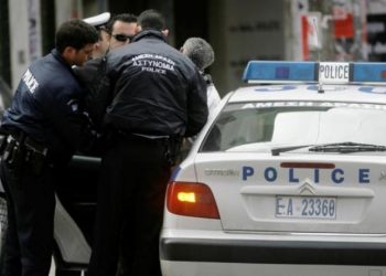 Ξεφεύγει η κατάσταση: Καταστηματάρχης απείλησε με μπαλτά αστυνομικούς που πήγαν για έλεγχο