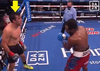 Πυγμάχος προκάλεσε τον αντίπαλο του να του ρίξει γροθιές και εκείνος τον πέταξε έξω από το ρινγκ (Video)