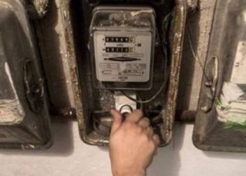 Απίστευτο: Κλιμάκιο της ΔΕΔΔΗΕ με συνοδεία ΜΑΤ έκοψε το ρεύμα σε οικογένειες που παίρνουν φαγητό από συσσίτια