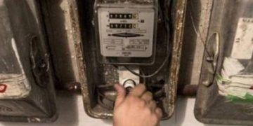 Alldaynews.gr Απίστευτο: Κλιμάκιο της ΔΕΔΔΗΕ με συνοδεία ΜΑΤ έκοψε το ρεύμα σε οικογένειες που παίρνουν φαγητό από συσσίτια